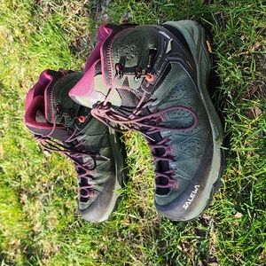 Salewa Hiking boots: Women's ALP Trainer 2 Mid Gortex. Size US 7 (38 Eur, 5 UK